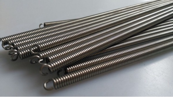 不銹鋼與碳素鋼定做的彈簧差別有什么？